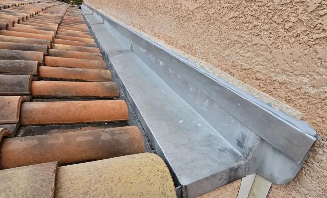 Remplacement d'un cheneau en zinc afin de garantir une évacuation de toiture à Valras, Sérignan, FAZ Concept